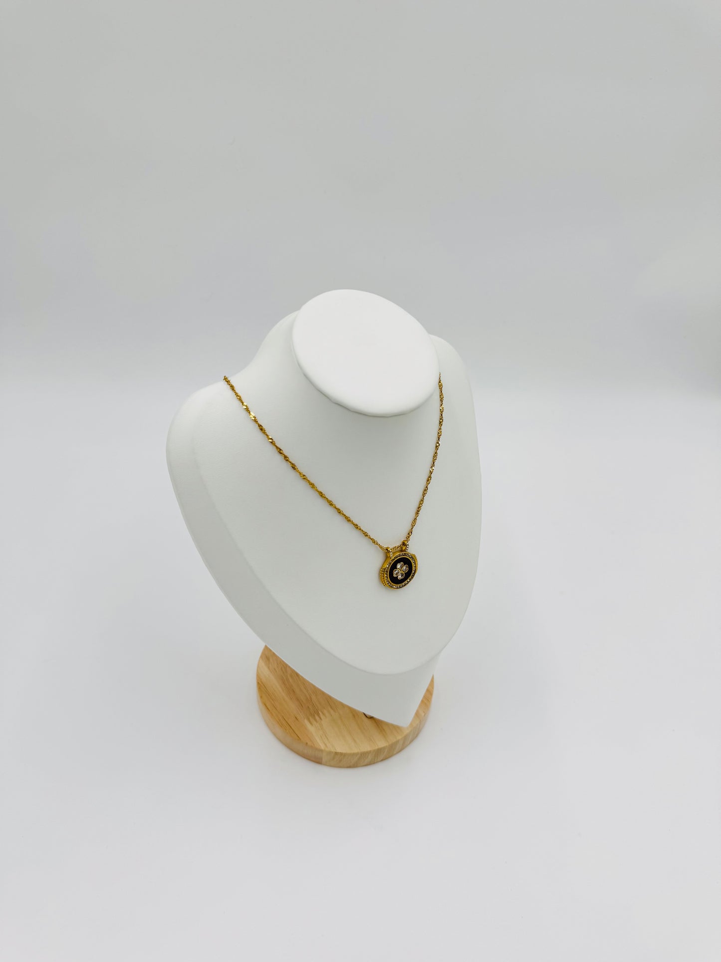 Luxury Clover Medallion Pendant Necklace – 18K Gold Plated, Non-Tarnish & Hypoallergenic