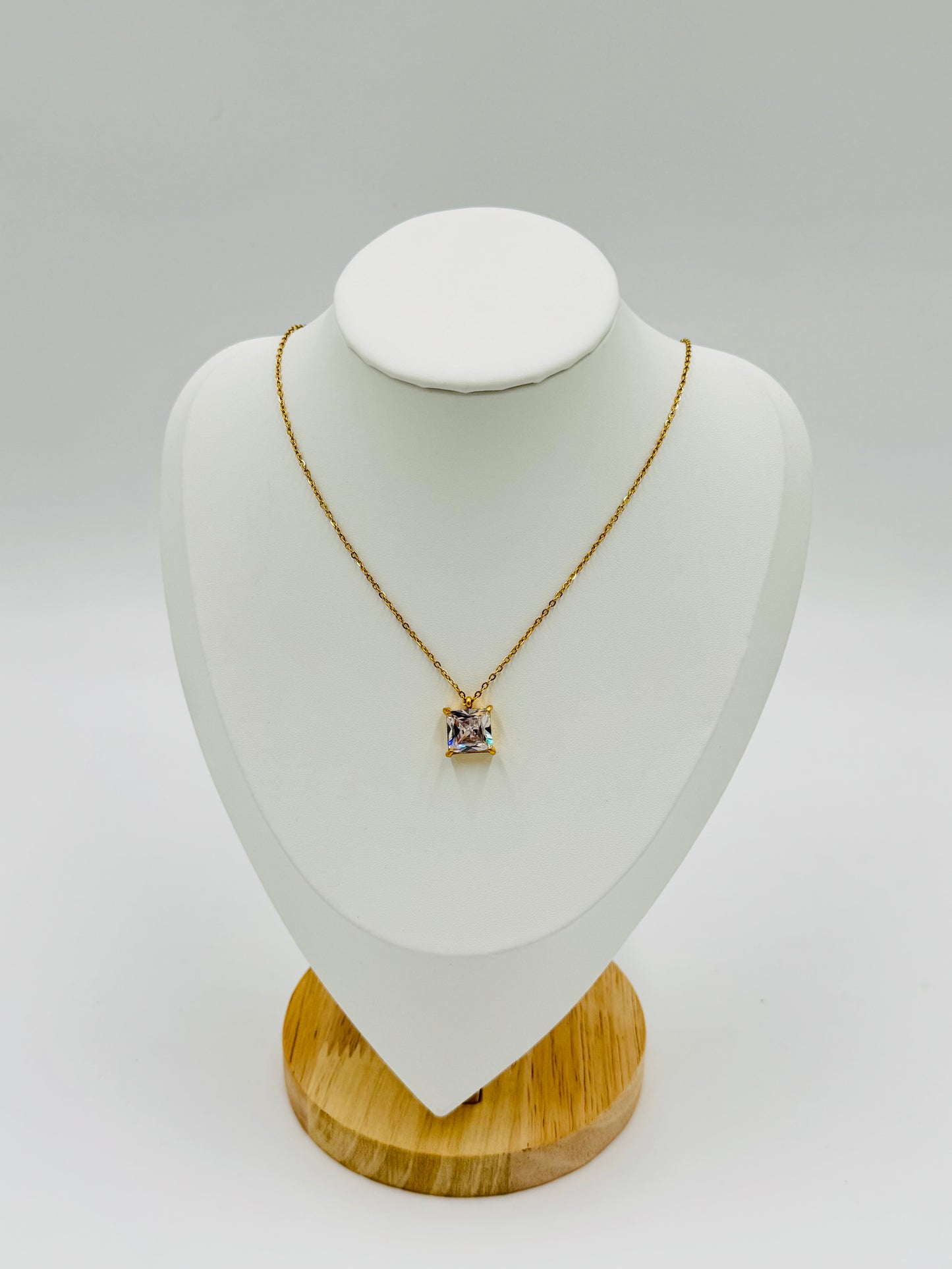 Elegant Crystal Pendant Necklace โ 18K Gold Plated