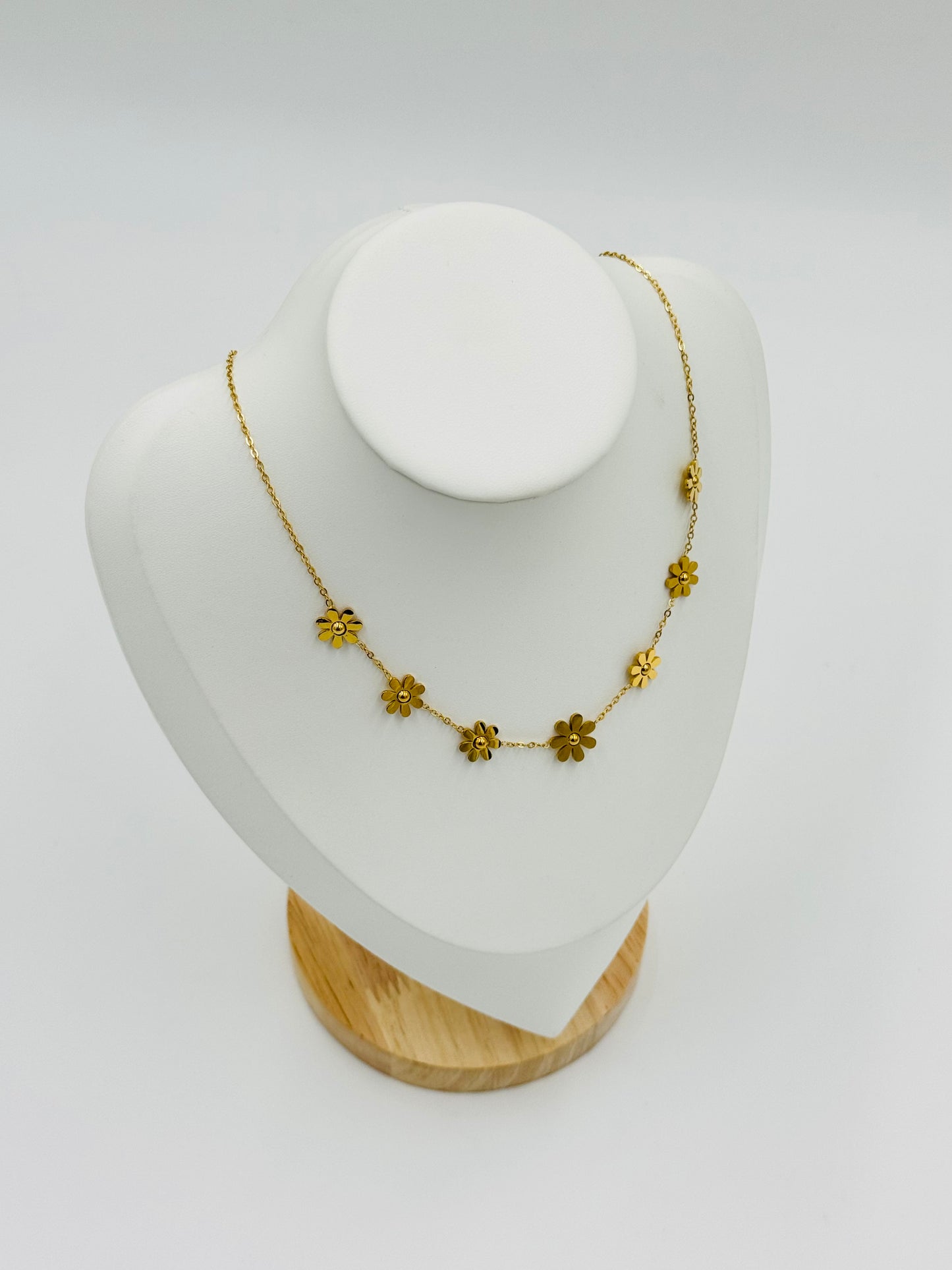 Golden Daisy Chain Necklace – 18K Gold Plated, Non-Tarnish, Hypoallergenic
