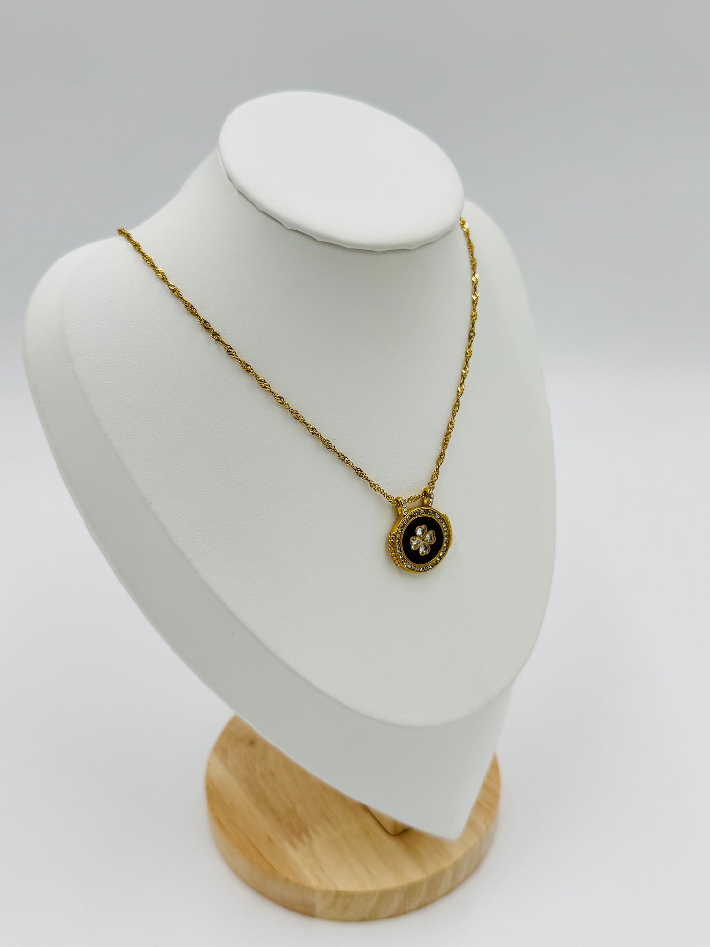 Luxury Clover Medallion Pendant Necklace – 18K Gold Plated, Non-Tarnish & Hypoallergenic