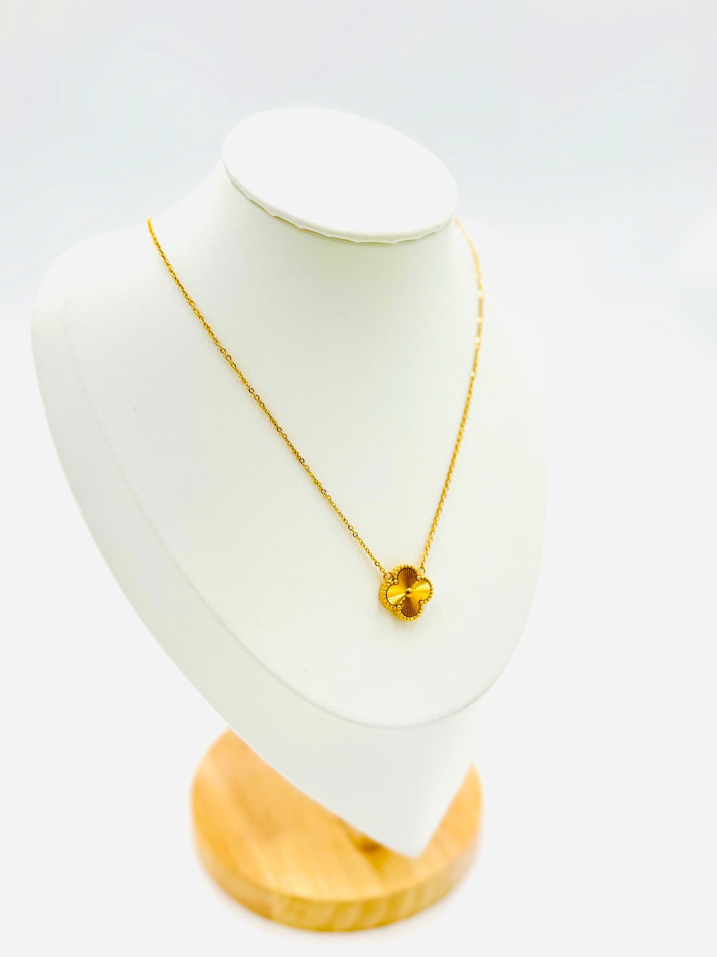 Classic Clover Pendant Necklace – 18K Gold Plated