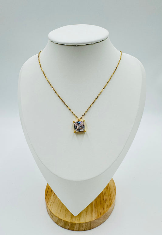 Elegant Crystal Pendant Necklace – 18K Gold Plated